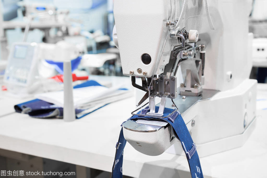 縫紉機過程牛仔褲面料縫