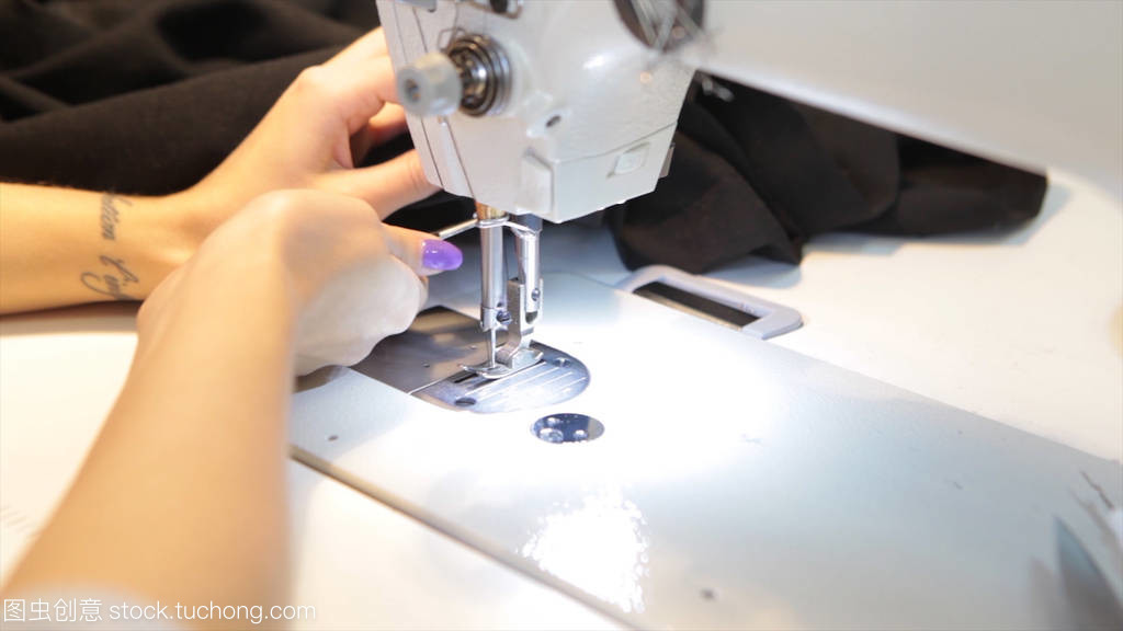 縫紉機(jī),裁縫縫制在機(jī)器和女性的手。古董縫紉機(jī)富蘭克林。年輕女子戴防護(hù)口罩在縫紉機(jī)上工作。時(shí)尚