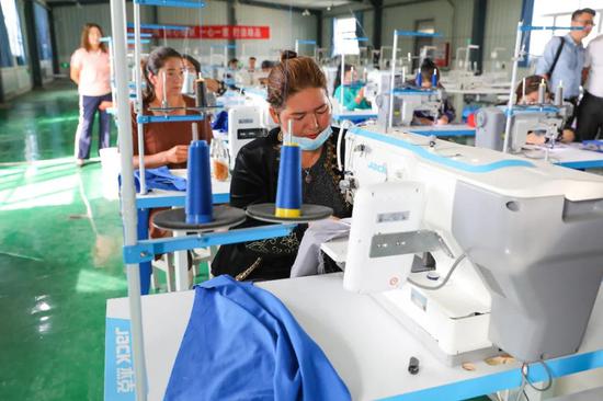 杰克縫紉機股份捐贈縫紉設(shè)備助力托喀依鄉(xiāng)二隊服裝廠發(fā)展