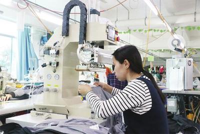 縫紉機(jī)轟鳴，紡織企業(yè)新年訂單熱潮涌動(dòng)