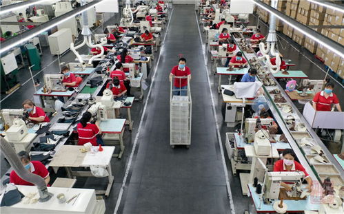 縫紉機(jī)聲轟鳴下的成都鞋廠 加足馬力趕訂單的背后